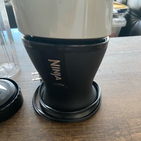 Ninja Fit Blender + 2 cups + 2 sipping lids - Picture 5 of 8